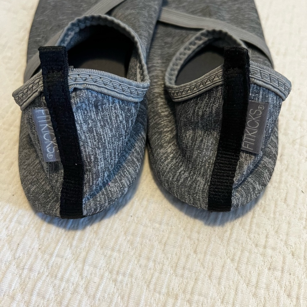 Fit kicks in Medium size 7-8. Great for around the pool or yoga! Gray.